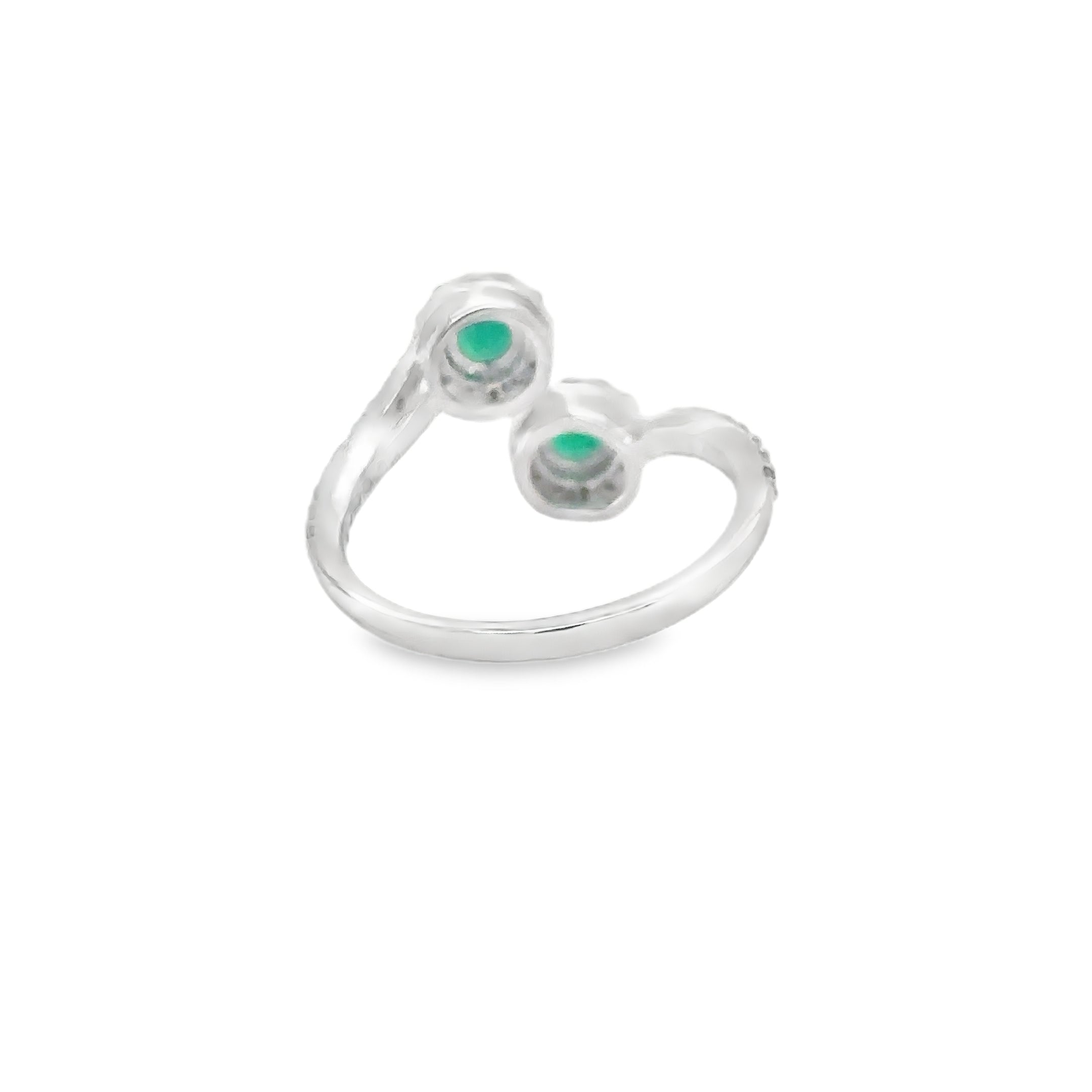 18K White Gold Emerald & Diamonds Ring 0.85 TCW