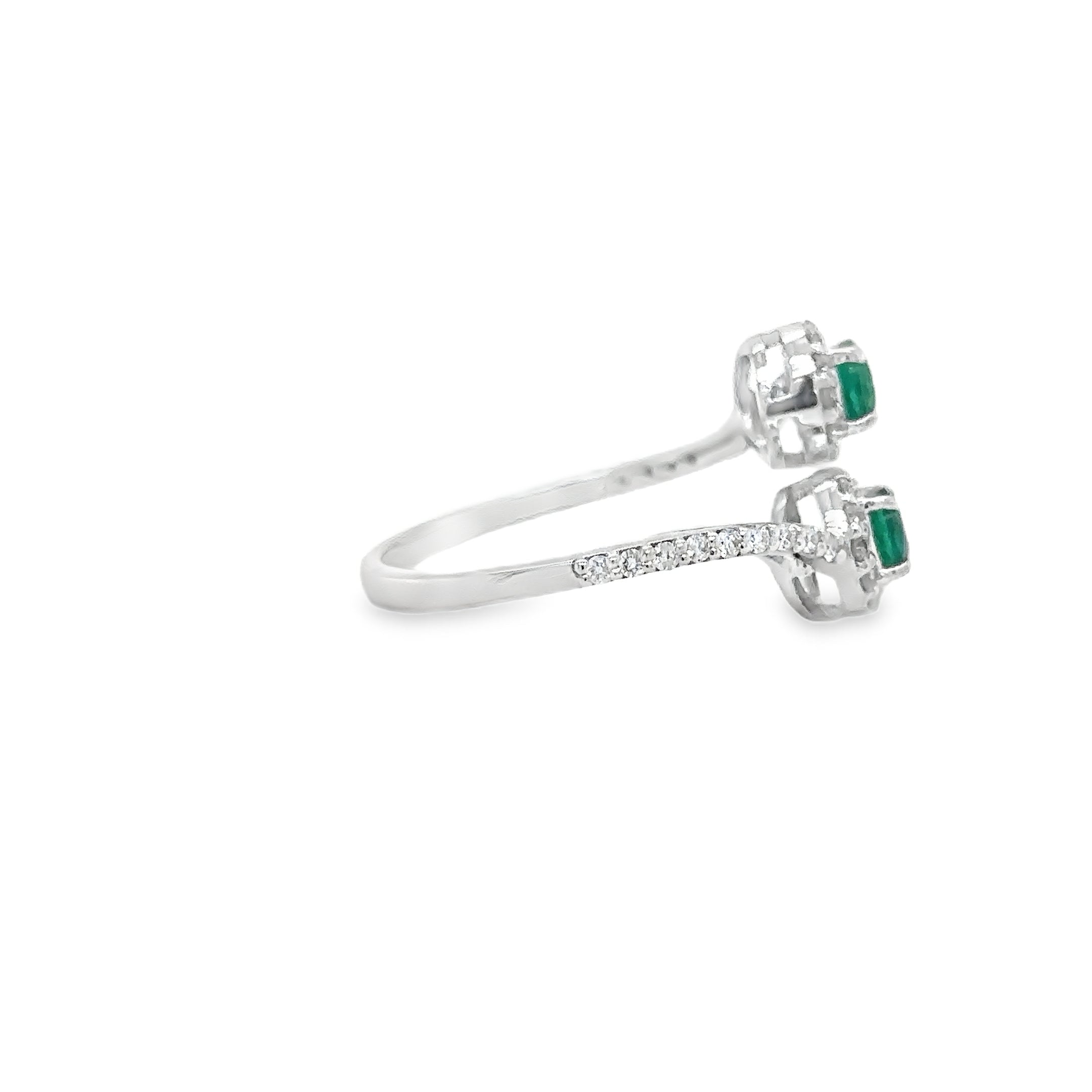 18K White Gold Emerald & Diamonds Ring 0.85 TCW